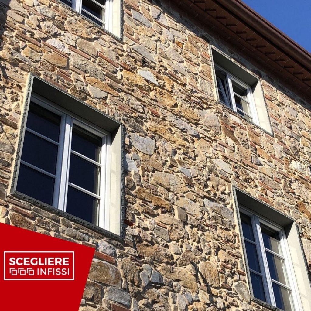 Foto infissi in PVC di qualità che non ingialliscono al sole